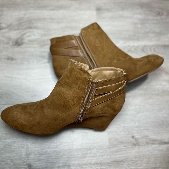 New Directions Faux Suede Trilly Wedge Ankle Boots Size 10 Women’s Brown / Tan - Picture 3 of 15